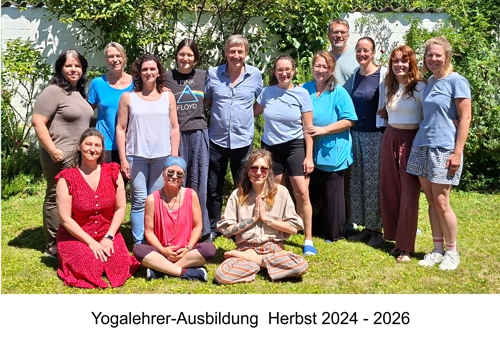 Gruppenbild Abschluss Yogalehrer-Ausbildung Herbst 2024-26-500.jpg Gruppenbild Abschluss Yogalehrer-Ausbildung Herbst 2024-26-500.jpg